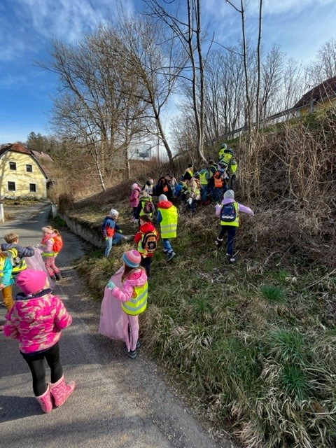 Müll sammeln in der Gemeinde